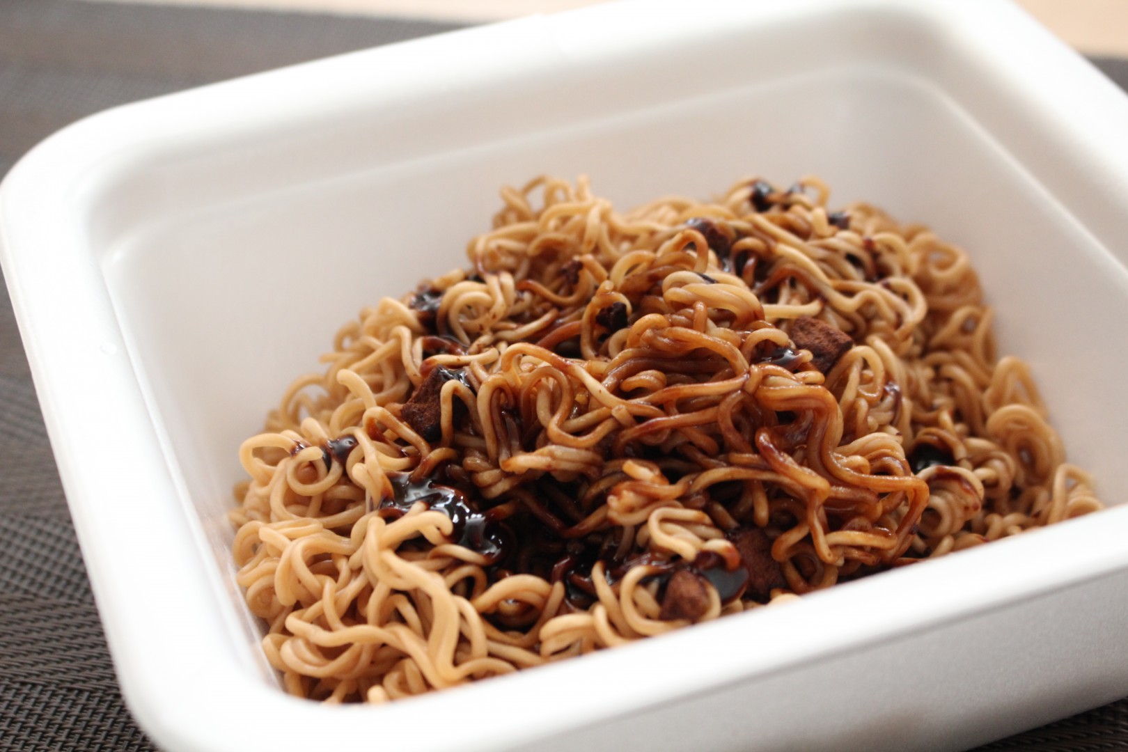 一目で義理とわかる一平ちゃん!チョコソース味を食べてみた!