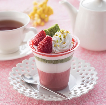 ファミマ「春の彩り いちごパフェ」ひなまつりカラーで全国に登場♪