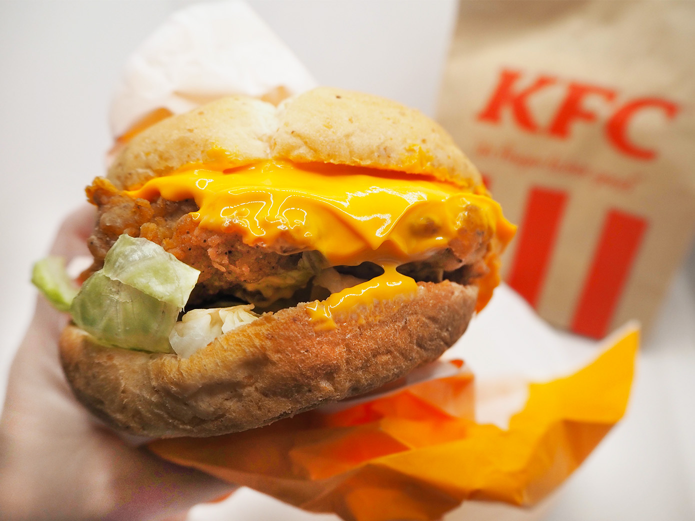 【ケンタッキー新作】魅惑のとろ~りチーズが溢れる♪「チーズにおぼれるフィレサンド」を食レポ!