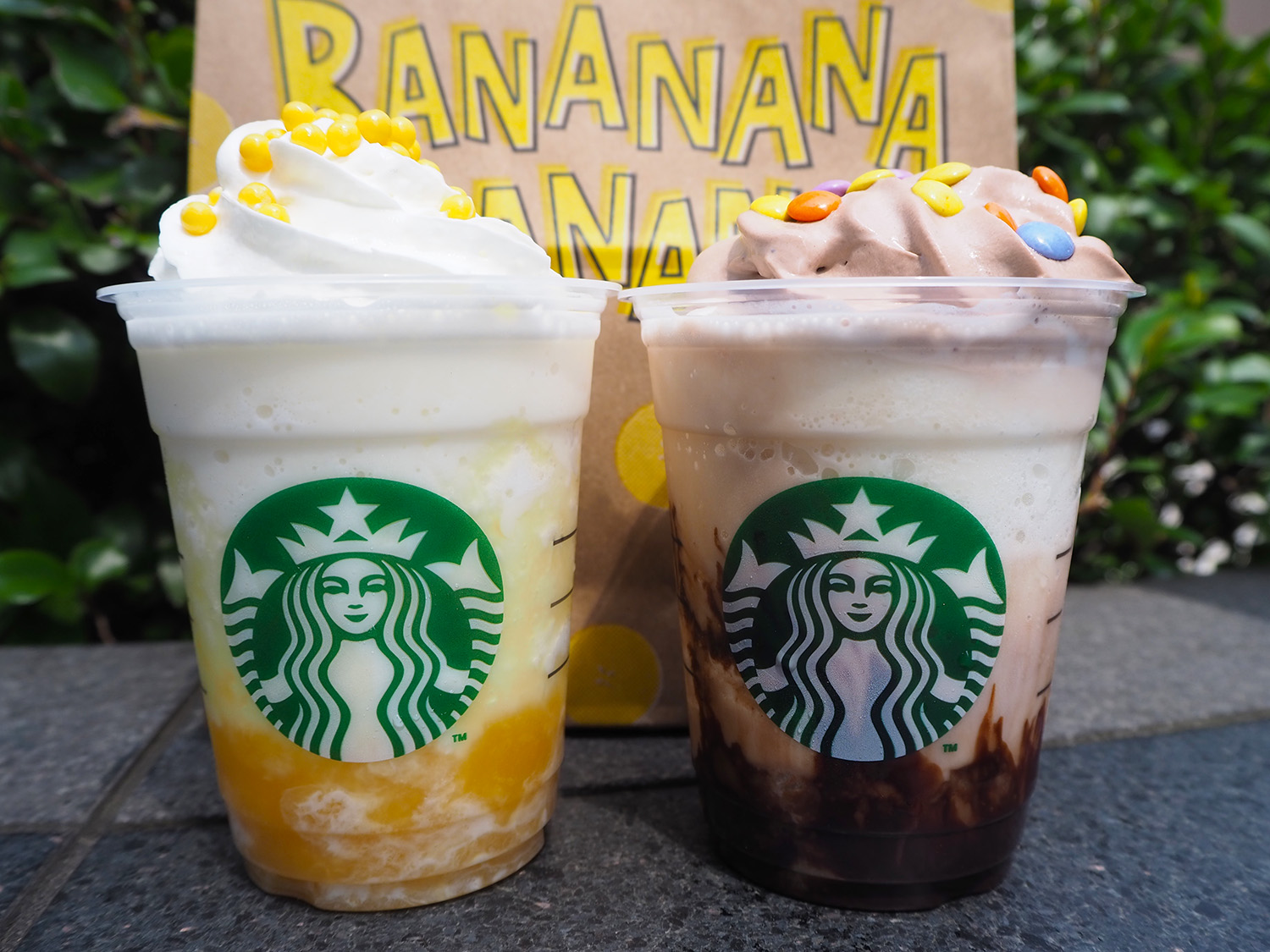 【スタバ新作】POPな見た目にバナナの果肉ぎっしり♪サマーシーズン2022年第1弾は「バナナナバナナ」なフラペチーノ!