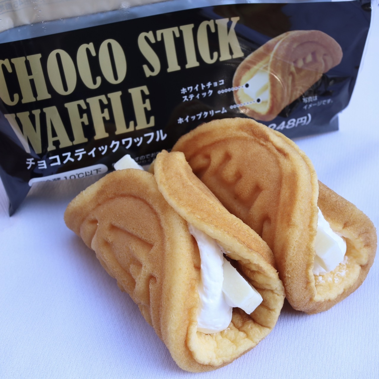 パッキパキのスティックチョコが刺さってる！？ファミマ限定のふわふわ