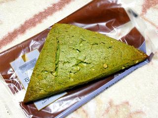 「サークルKサンクス おいしいパン生活 石臼で挽いた抹茶スコーン ホワイトチョコ入り 袋1個」のクチコミ画像 by ニャンさん