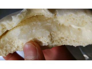「サークルKサンクス おいしいパン生活 おもちみたいなバニラクリームパン 袋1個」のクチコミ画像 by レビュアーさん