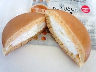 「ミニストップ ハピリッチスイーツ もっちりとした生どら焼き 北海道産チーズ使用 袋1個」のクチコミ画像 by レビュアーさん