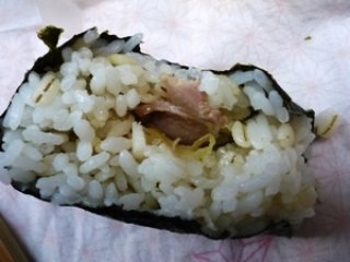 「ローソン おにぎり屋 手巻おにぎり ねぎ塩豚カルビ 麦入りご飯 袋1個」のクチコミ画像 by chihorinさん