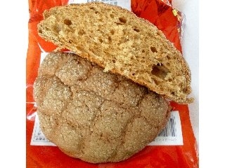 「ヤマザキ 沖縄黒糖入りメロンパン 袋1個」のクチコミ画像 by つなさん