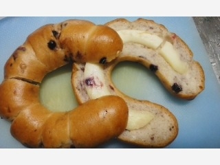 「ローソン 実りベーカリー クリームチーズ＆2種のべリーベーグル 袋1個」のクチコミ画像 by レビュアーさん
