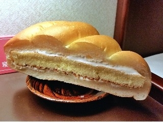 「セブン-イレブン しっとり牛乳パンのかすてらサンド 袋1個」のクチコミ画像 by ニャンさん