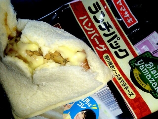 「ヤマザキ ランチパック ハンバーグ 照り焼きソース＆マヨネーズ 袋2個」のクチコミ画像 by MICHAELさん