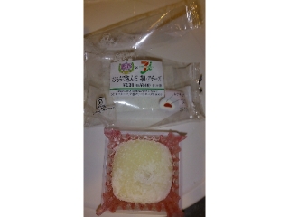 「セブン-イレブン おもちで包んだ苺レアチーズ 袋1個」のクチコミ画像 by 好物は栗さん