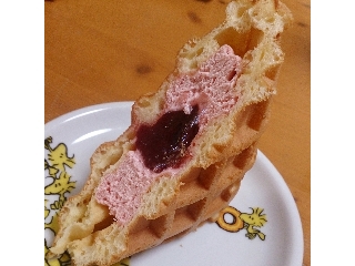 「サンラヴィアン カフェサンラヴィアン BREAD WAFFLE いちごホイップ×どっさり苺ジャム 袋1個」のクチコミ画像 by レビュアーさん