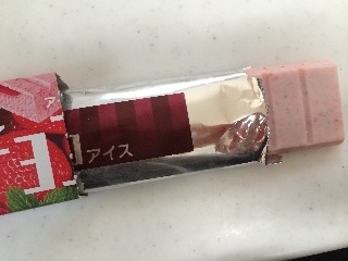 「森永製菓 板チョコアイス つぶつぶ苺 箱72ml」のクチコミ画像 by けいたりんぐさん