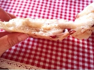 「ローソン 実りベーカリー 白パン クランベリー＆チーズクリーム 袋1個」のクチコミ画像 by レビュアーさん