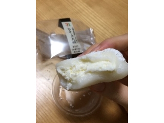 「セブン-イレブン 北海道産チーズを使ったレアチーズ大福 袋1個」のクチコミ画像 by ちぇるるさん