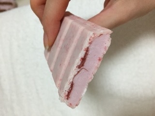 「森永製菓 板チョコアイス つぶつぶ苺 箱72ml」のクチコミ画像 by ちぇるるさん