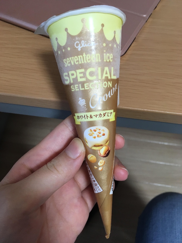 「グリコ セブンティーンアイス SPECIAL SELECTION CROWN ホワイト&マカダミア」の商品情報