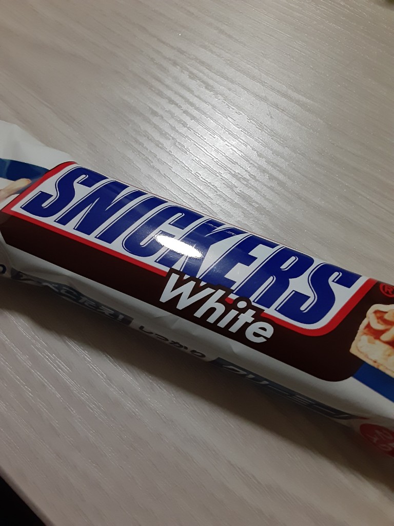 【中評価】「スニッカーズは昔から苦手ですが大好きなホ... マース スニッカーズ ホワイト」のクチコミ・評価 もこもこもっちさん