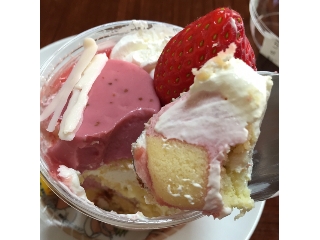 「ローソン Uchi Cafe’ SWEETS ストロベリープリントライフル カップ1個」のクチコミ画像 by ピーナッツパン大好きさん