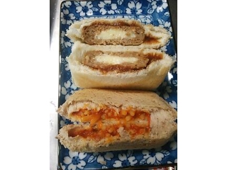 「ヤマザキ ランチパック チーズインハンバーグとナポリタンスパゲティ 袋2個」のクチコミ画像 by かんにゃまんさん