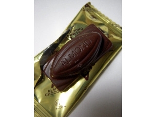 「不二家 アーモンドチョコレート 箱7粒」のクチコミ画像 by taktak99さん