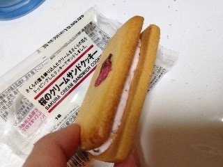 「無印良品 桜のクリームサンドクッキー 袋1個」のクチコミ画像 by もえちさん