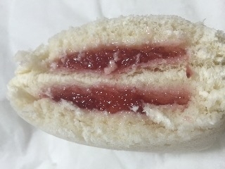 「ヤマザキ ランチパック レアチーズ風味クリーム＆いちごジャム 袋2個」のクチコミ画像 by かんにゃまんさん