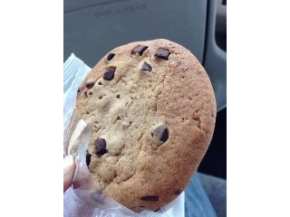 「セブンプレミアム ほんのりビターなチョコチップクッキー 袋1枚」のクチコミ画像 by あんめろんさん