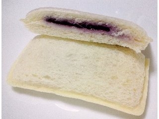 「ヤマザキ ランチパック ブルーベリージャム＆レアチーズ風味クリーム 袋2枚」のクチコミ画像 by つなさん