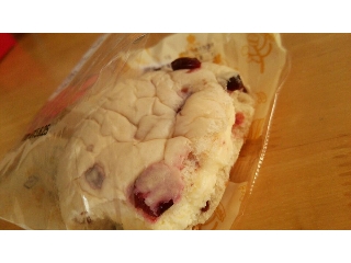 「ローソン 実りベーカリー 白パン クランベリー＆チーズクリーム 袋1個」のクチコミ画像 by taaさん