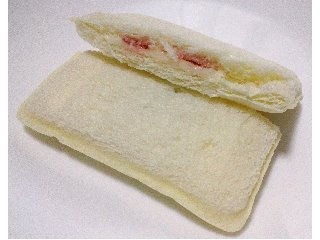 「ヤマザキ ランチパック レアチーズ風味クリーム＆いちごジャム 袋2個」のクチコミ画像 by つなさん