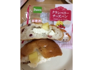 「Pasco クランベリーチーズパン 袋1個」のクチコミ画像 by hhkkrrさん