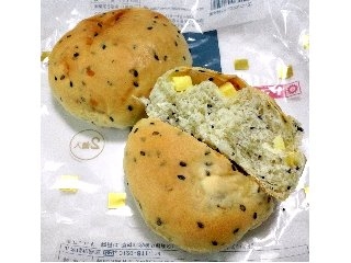 「ヤマザキ 黒胡麻とチーズのパン 袋2個」のクチコミ画像 by つなさん