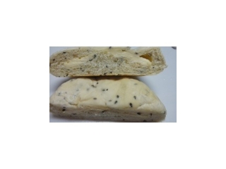 「ヤマザキ 黒胡麻カマンベールチーズクリームパン 袋1個」のクチコミ画像 by レビュアーさん