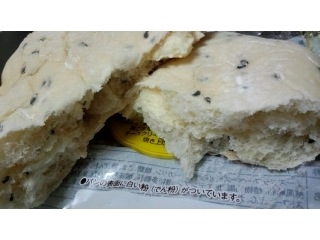 「ヤマザキ 黒胡麻カマンベールチーズクリームパン 袋1個」のクチコミ画像 by Kotoさん