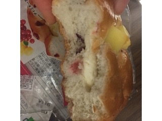 「Pasco クランベリーチーズパン 袋1個」のクチコミ画像 by ちぇるるさん
