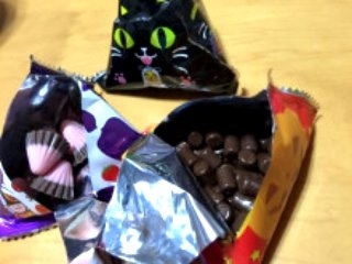「明治 エンジョイパック 小粒チョコ ハロウィン 袋9袋」のクチコミ画像 by かえでん。さん