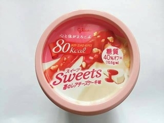 「江崎グリコ カロリーコントロールアイススイーツ 苺のレアチーズケーキ味 カップ135ml」のクチコミ画像 by いちごみるうさん