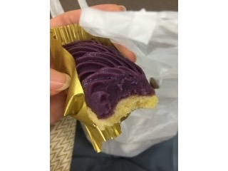 「ファミリーマート Sweets＋ 紫芋のスイートポテト 沖縄県宮古島産ちゅら恋紅使用 袋1個」のクチコミ画像 by ちぇるるさん