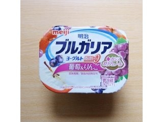 「明治 ブルガリアヨーグルト 脂肪0 葡萄＆りんご＋カシスポリフェノール カップ180g」のクチコミ画像 by emaさん