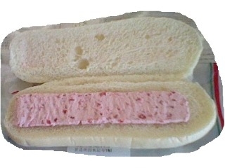 「ヤマザキ ホワイトコッペパン いちごゼリー入りいちごクリーム 袋1個」のクチコミ画像 by iamaさん