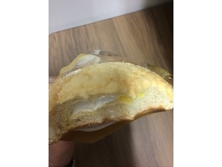 「ヤマザキ たっぷりホイップのバターメロンパン 袋1個」のクチコミ画像 by ちぇるるさん