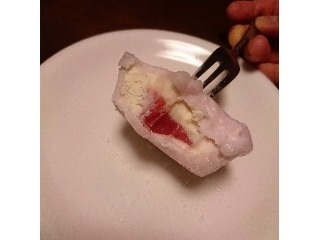 「セブン-イレブン とろ～り苺ソースのレアチーズ大福 袋1個」のクチコミ画像 by aengさん