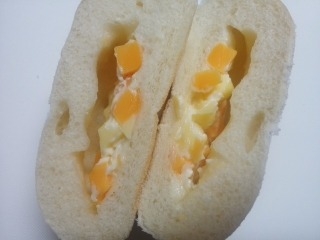 「サークルKサンクス おいしいパン生活 ごろっ！ごろっ！チーズのふんわりパン 袋1個」のクチコミ画像 by レビュアーさん