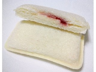 「ヤマザキ ランチパック いちごジャム＆チーズクリーム 袋2個」のクチコミ画像 by つなさん