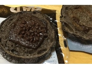 「ヤマザキ ブラックショコラメロンパン 生チョコクリーム＆チョコチップ 袋1個」のクチコミ画像 by ちゃちゃさん