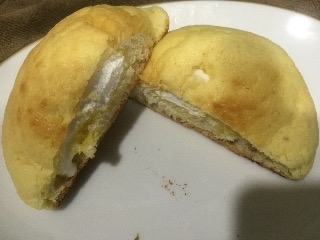 「ヤマザキ たっぷりホイップのバターメロンパン 袋1個」のクチコミ画像 by Kotoさん