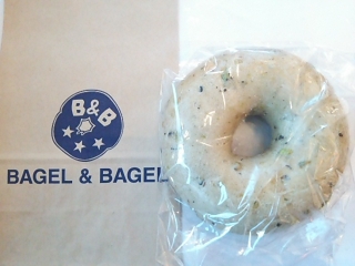 「BAGEL＆BAGEL プレミアムベーグル ひじき枝豆 1個」のクチコミ画像 by いちごみるうさん