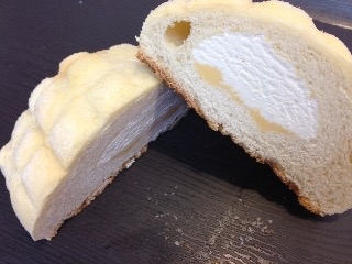 「ファミリーマート こだわりパン工房 ホイップメロンパン」のクチコミ画像 by mnhsママさん