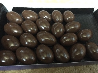「ロッテ スイーツデイズ 乳酸菌ショコラ アーモンドチョコレート 箱86g」のクチコミ画像 by makiponさん