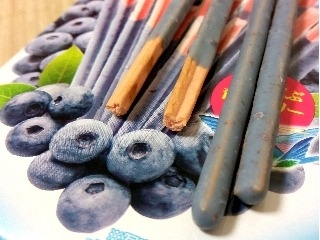 「江崎グリコ 幸せの青いベリーポッキー ハートフル 箱11本×2」のクチコミ画像 by ニャンさん